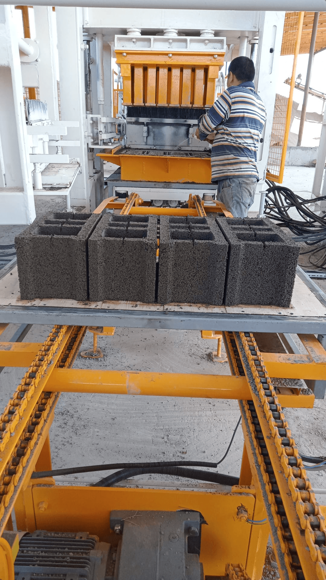 CBM 12-2 makinasında üretilen 20 cm'lik briketler