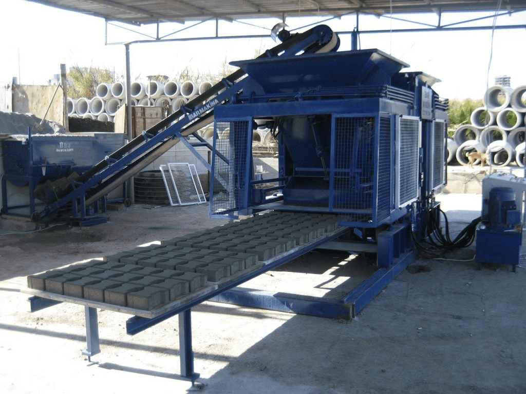 Sahada çalışan briket makinası