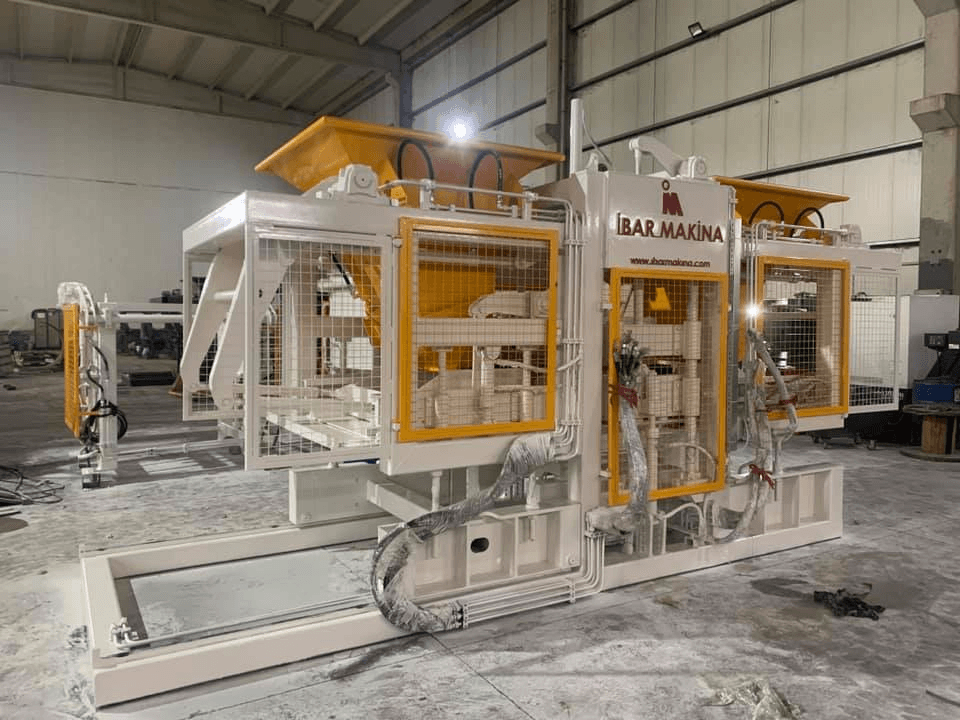 Yarı otomatik parke taşı makinası atölyede